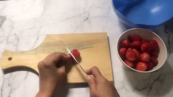 Foto langkah ke 2 dari resep Korean Strawberry Milk.