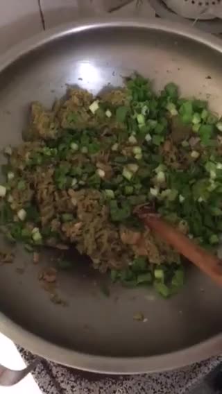 Foto langkah ke 7 dari resep Lumpia isi labu siam dan ebi.