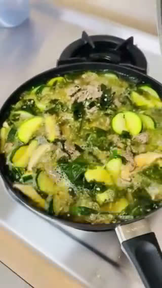 A picture of step 4 of Seaweed Soup with Sliced Zucchini and tender beef.