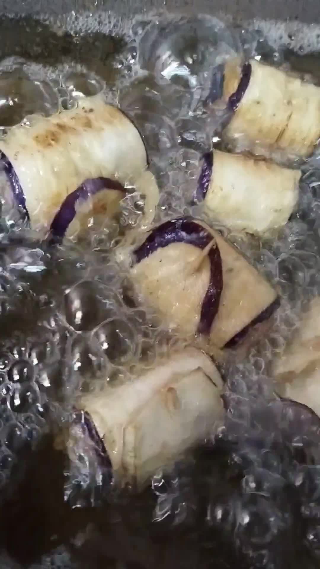 Gambar langkah 3 resipi Terung gulung.