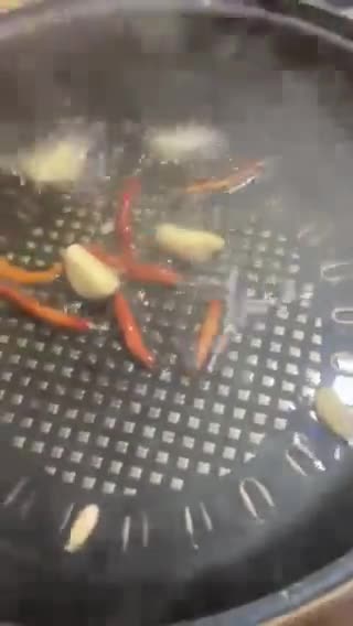 Foto del paso 1 de la receta: Frijoles negros con pollo empanizado y pasta roja
