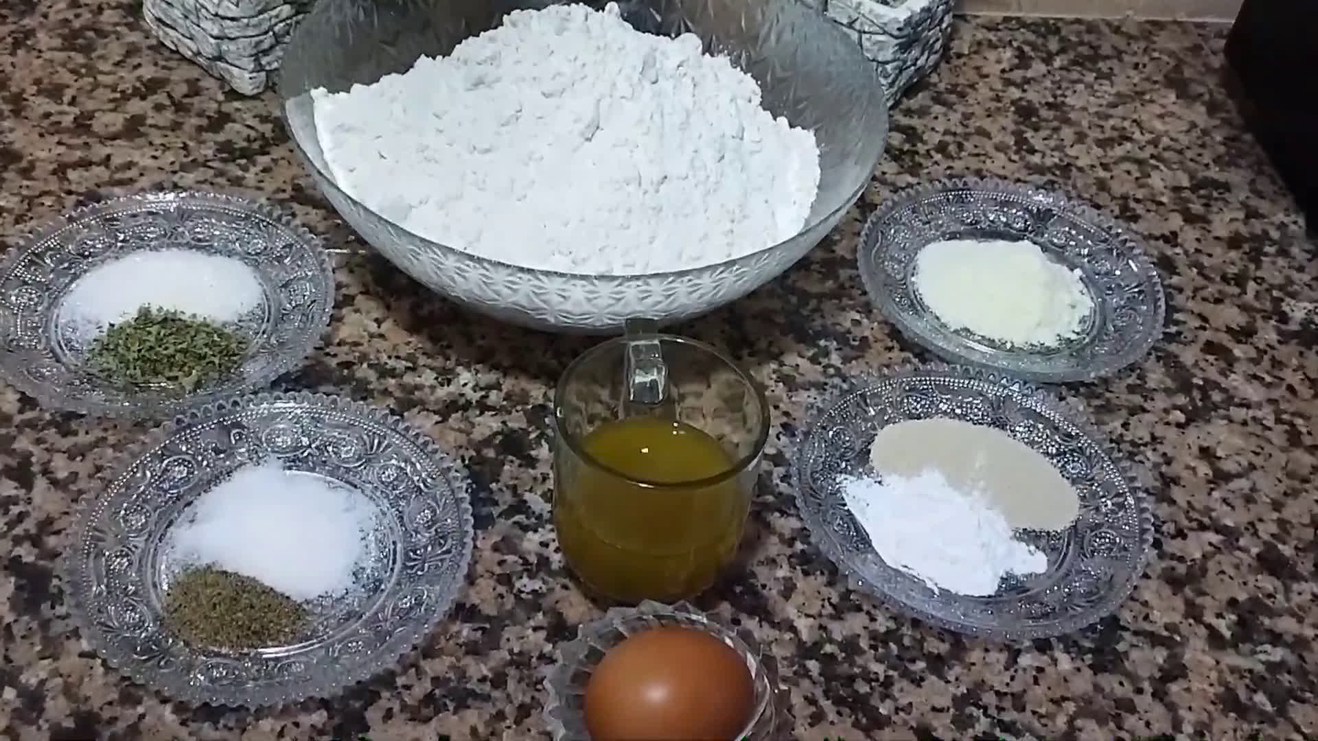 صورة لخطوة 1 من وصفة بيتزا فالمقلاة سهلة وسريعة التحضير رائعة فالمداق متل المطاعم 🍕