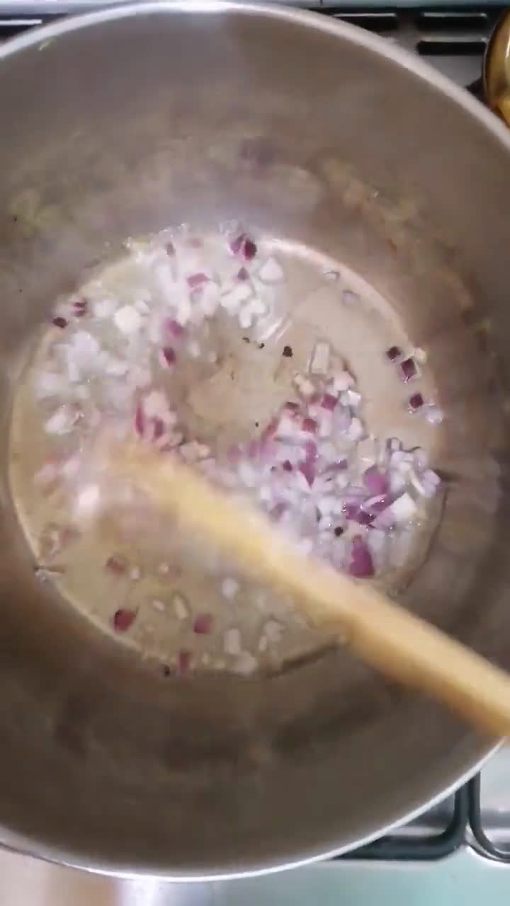صورة لخطوة 1 من وصفة إسباغتي بالخضار سهله وسريعه 🍝🍅🥕