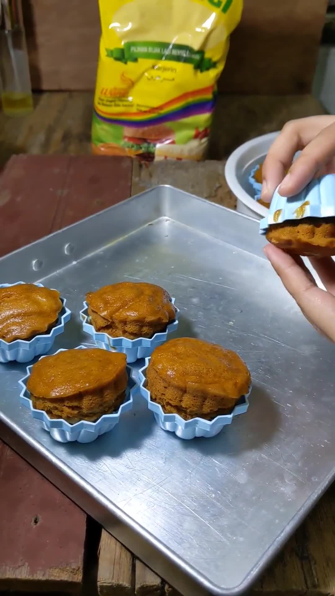 Gambar langkah 10 resipi Apam Gula Hangus Rice Cooker.