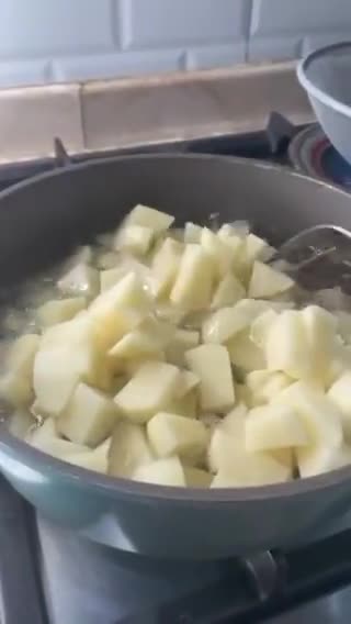 صورة لخطوة 1 من وصفة بطاطس بالكريمة