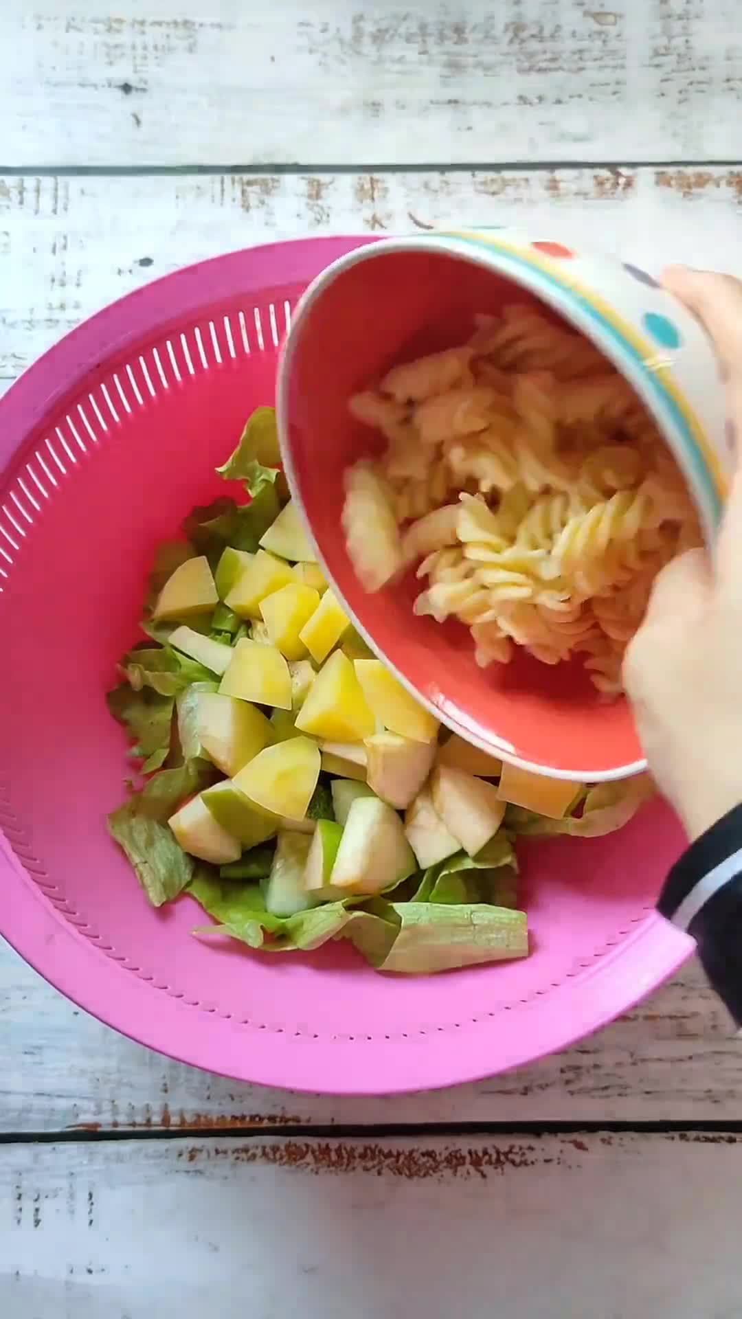 Gambar langkah 12 resipi Salad Campuran Avocado Sosej Pasta.