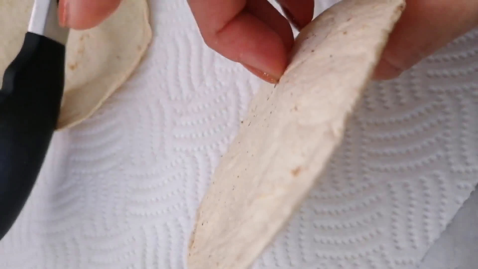 Foto del paso 2 de la receta: Totopos y tostadas de tortilla de maíz