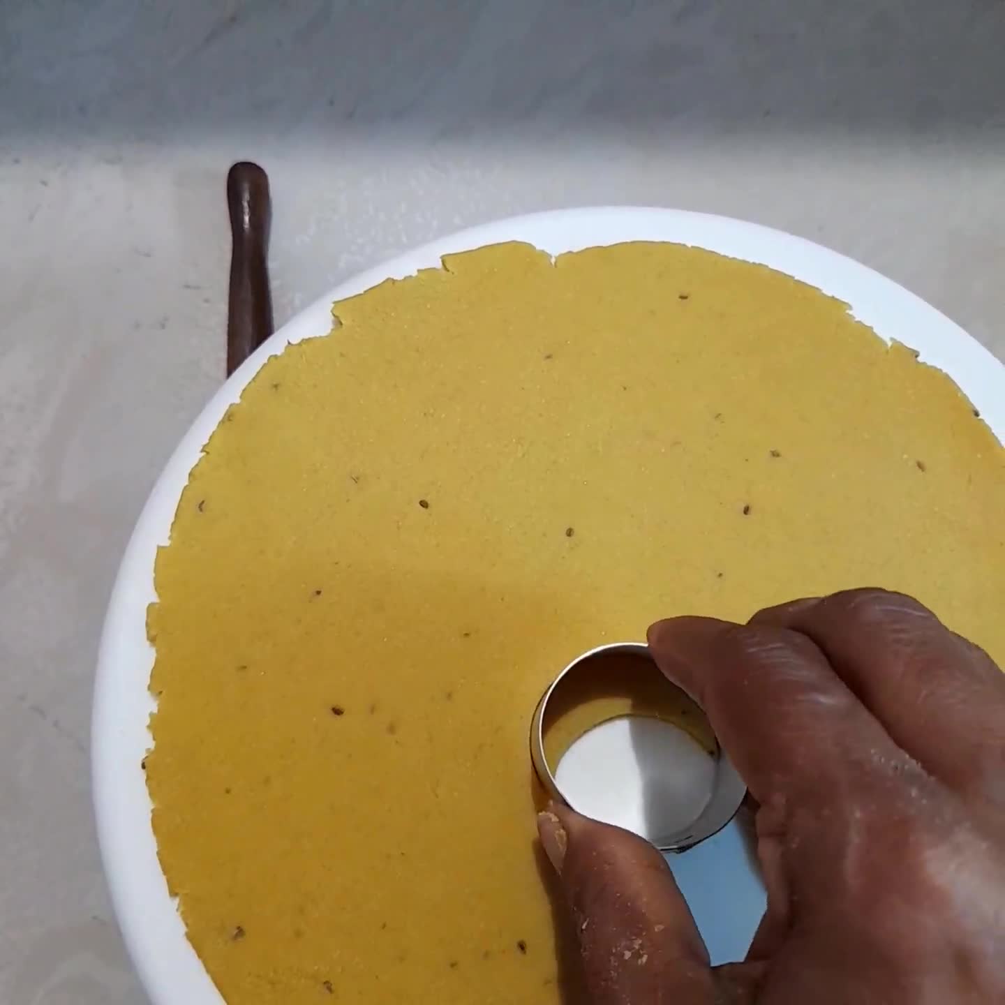 મસાલા કાજુ મઠરી (Masala Kaju Mathri Recipe In Gujarati) રેસીપી સ્ટેપ3ફોટો