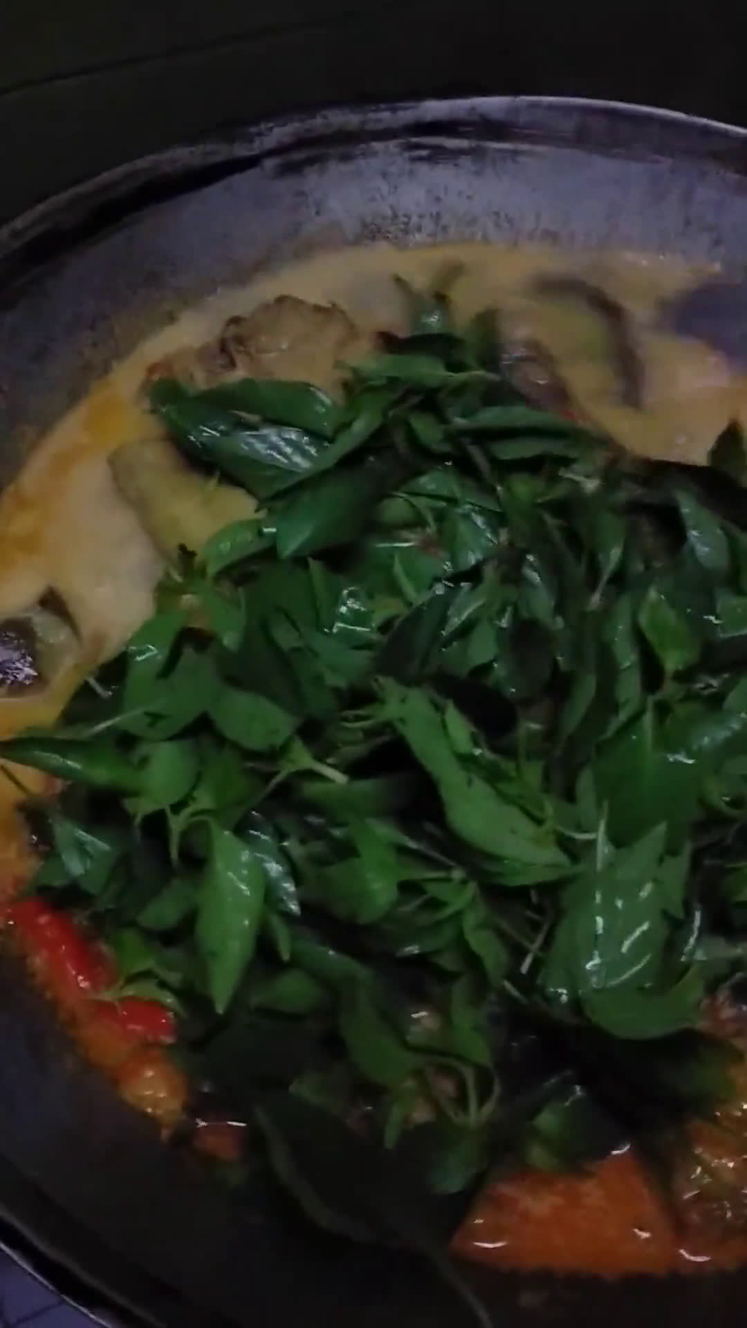 Foto langkah ke 4 dari resep 129) pecel terong ikan asap with kemangi.