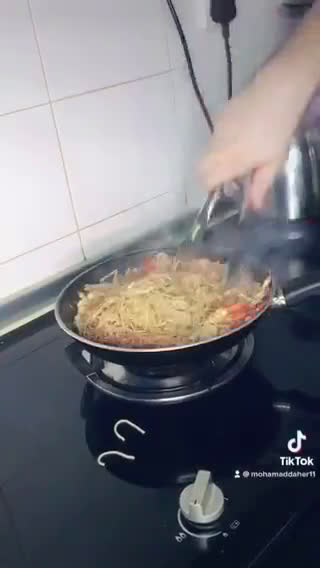 صورة لخطوة 7 من وصفة نودلز مع الخضار والهوت دوغ