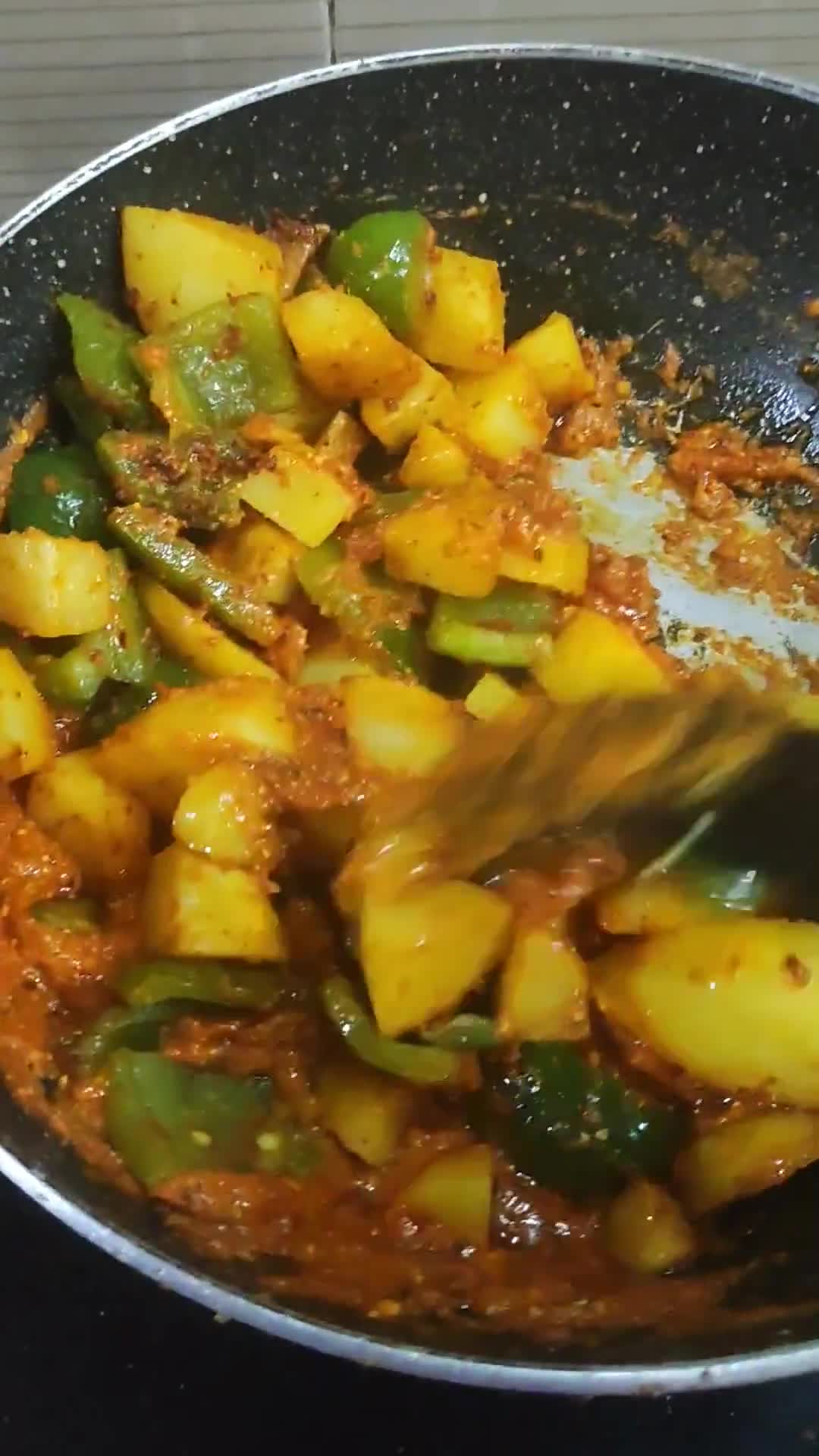 आलू शिमला मिर्च ग्रेवी(दही वाली) (Aloo Shimla Mirch in Dahi Gravy) रेसिपी चरण 6 फोटो