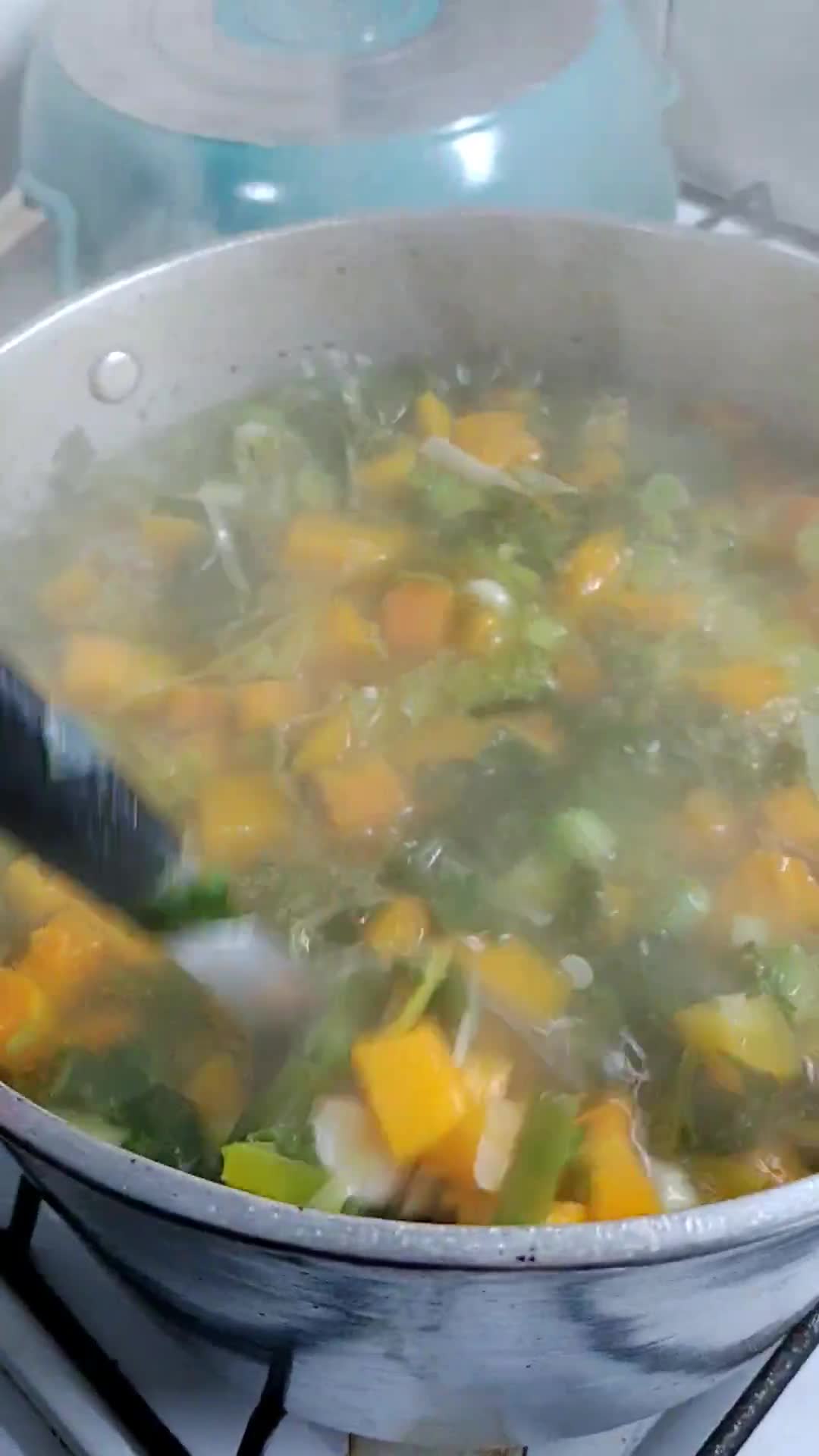 Foto del paso 3 de la receta: Sopa de verduras con huevo