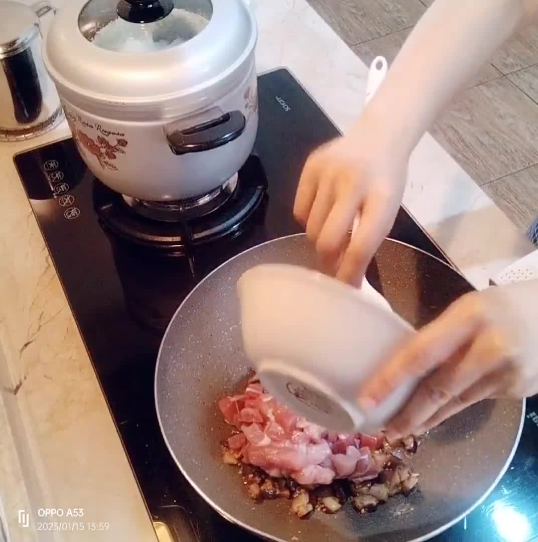 Foto langkah ke 1 dari resep Kwetiau Rebus Daging Jamur.