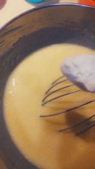 صورة لخطوة 3 من وصفة بسبوسة سهلة ولذيذة 😋🥧