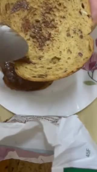 Gambar langkah 1 resipi Coklat toast.