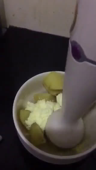 Foto langkah ke 2 dari resep Sup Krim Kentang Keju.