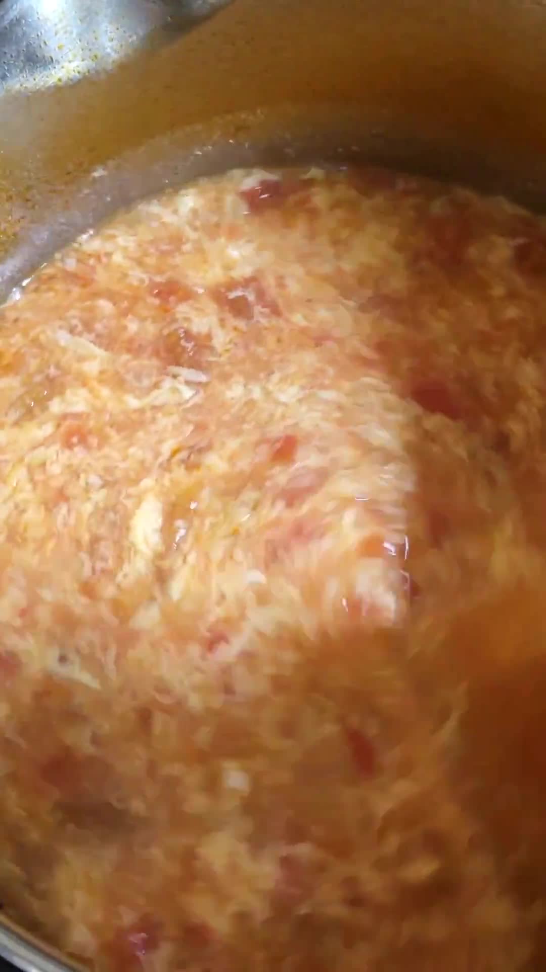 Foto langkah ke 4 dari resep Tomato Eggdrop Soup.
