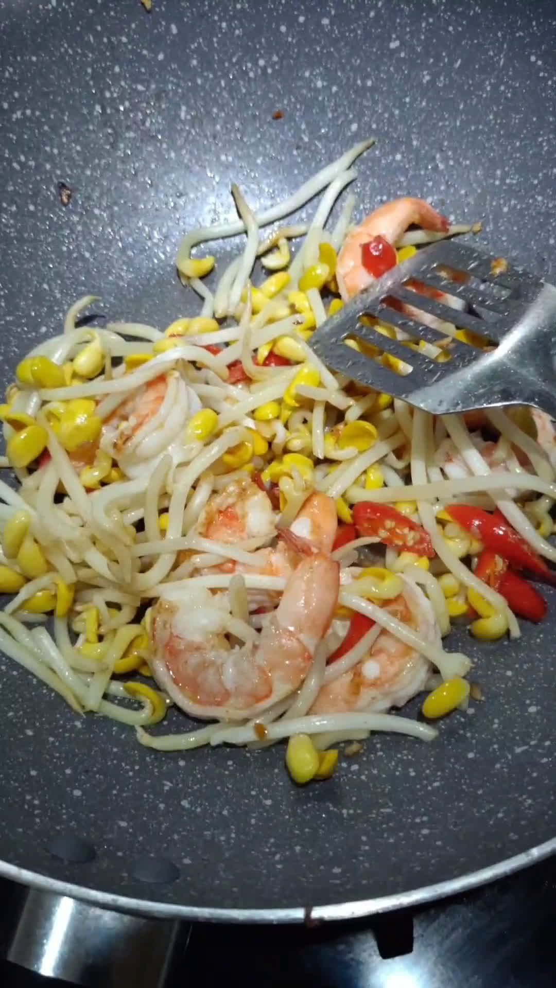 Gambar langkah 3 resipi Soybean Sprouts and Shrimps Stir-fry.
