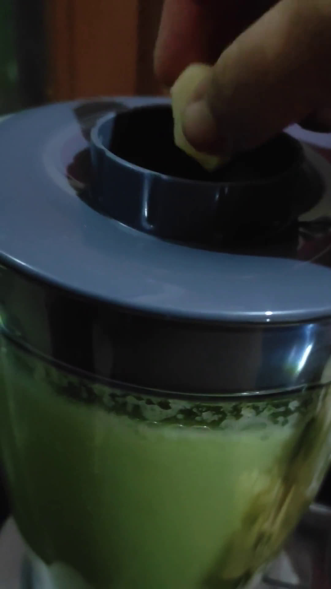 Foto langkah ke 3 dari resep Green Smoothies Pokcoy Timun Apel.