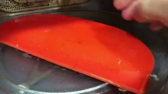 Foto del paso 3 de la receta: Tortilla de champiñones y queso azul al toque de albahaca con Lékué Omelette al microondas