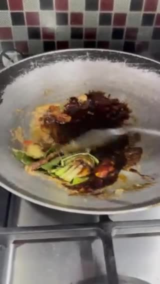 Foto langkah ke 2 dari resep Semur Kepala Ayam Kecap Berempah.