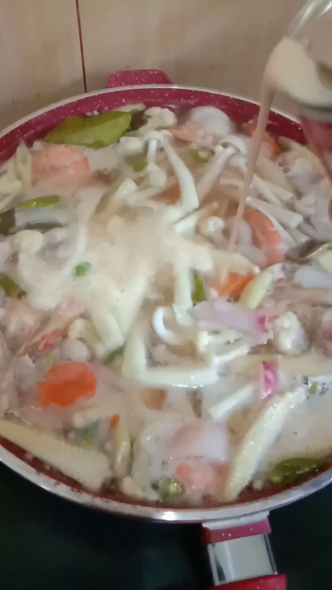 Gambar langkah 4 resipi Tom Yam Putih 🇹🇭.