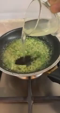 صورة لخطوة 4 من وصفة سلمون بالزبده والثوم