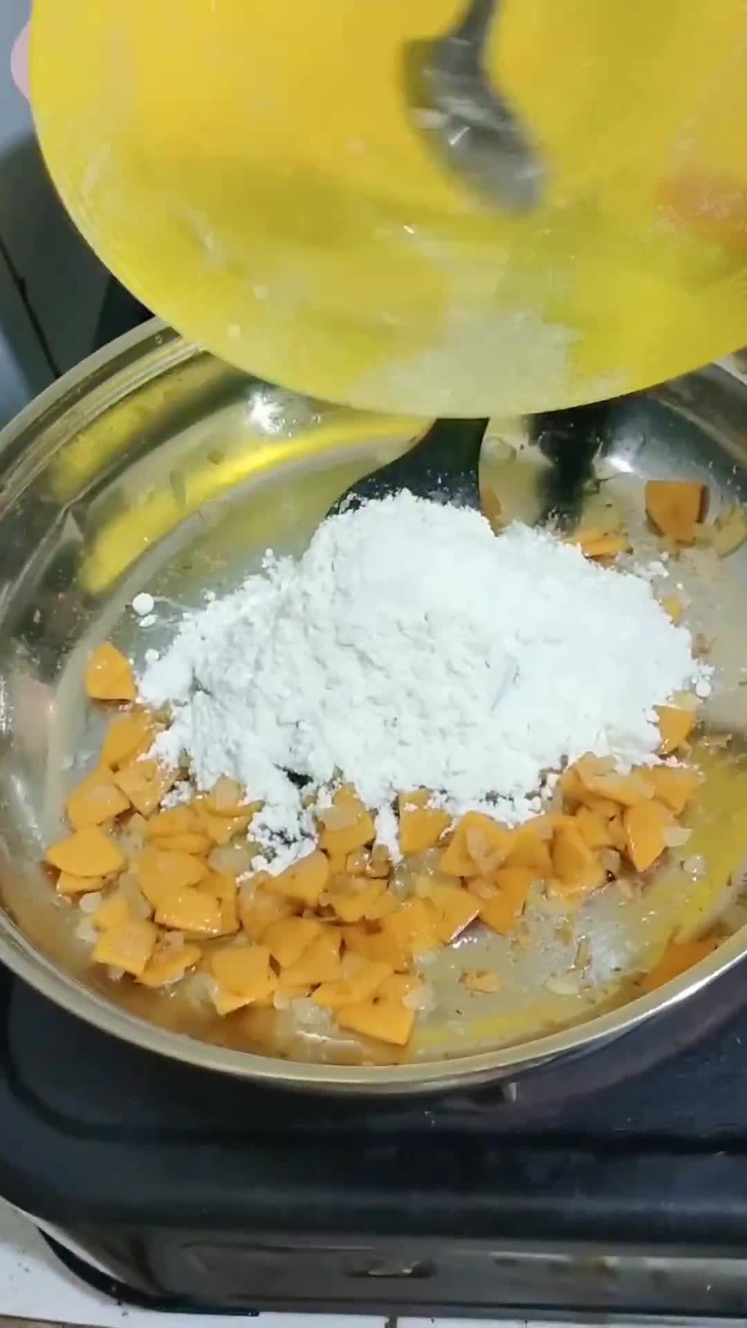 Foto langkah ke 2 dari resep Chicken Pot Pie (Zuppa Soup).