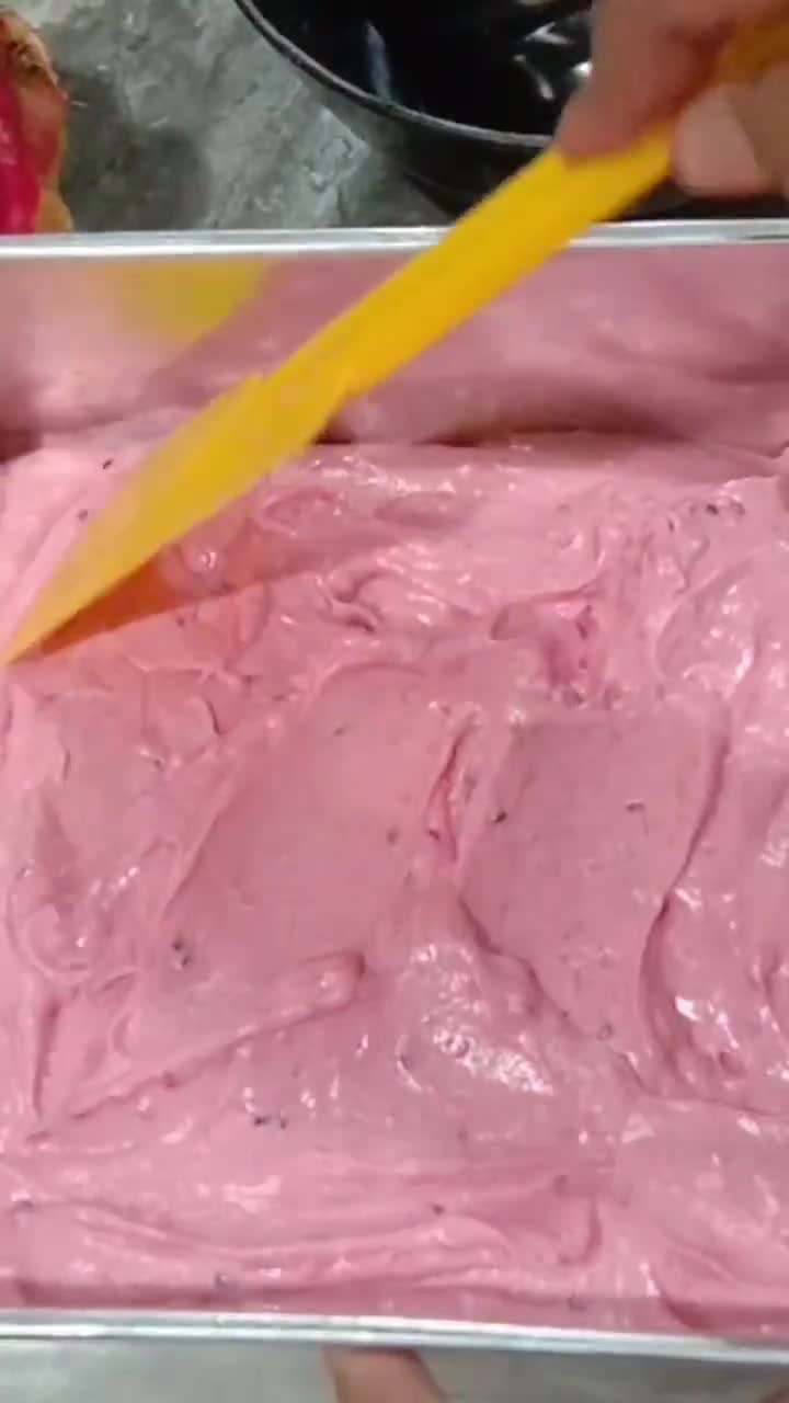Foto langkah ke 3 dari resep Cake Buah Naga, Oleh-oleh Khas Batam.