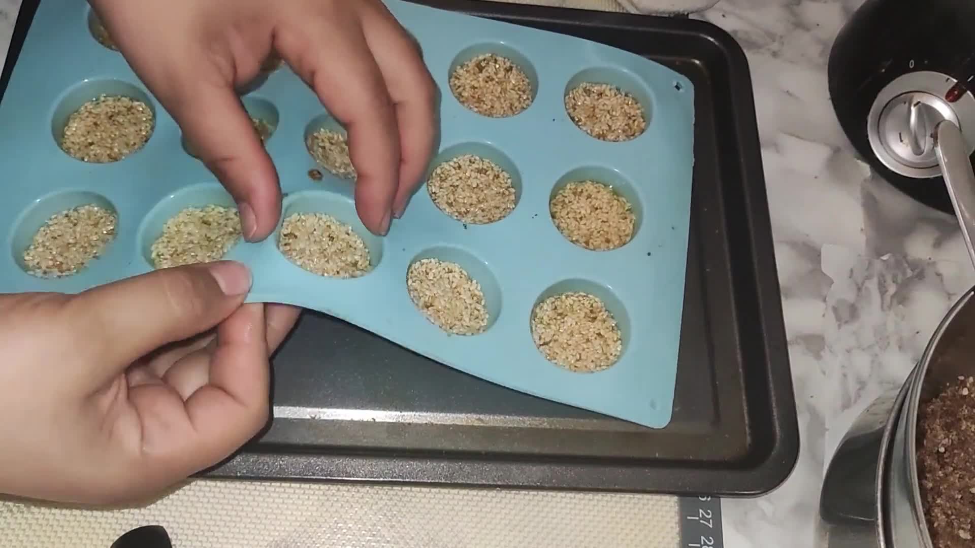 صورة لخطوة 1 من وصفة نكا السمسم الأبيض
