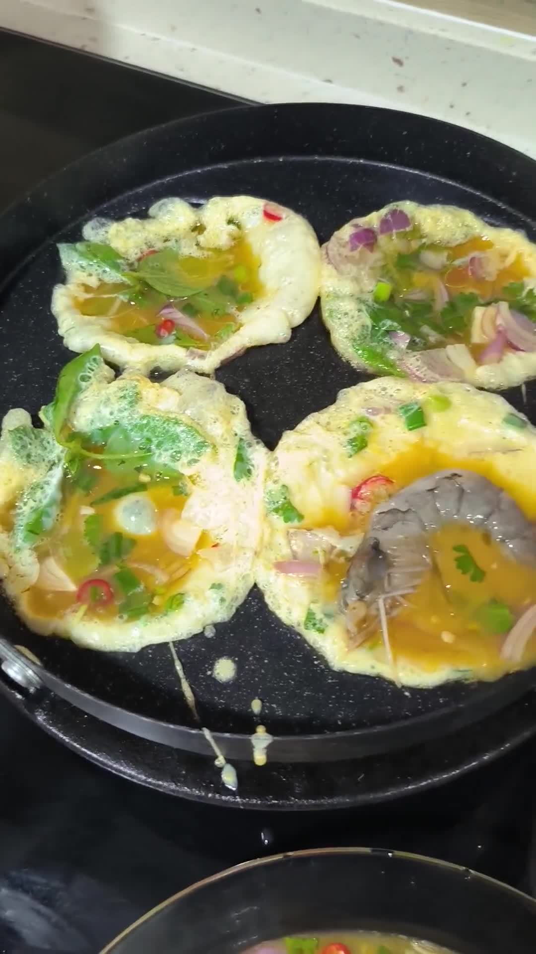Gambar langkah 3 resipi Thai omelette.