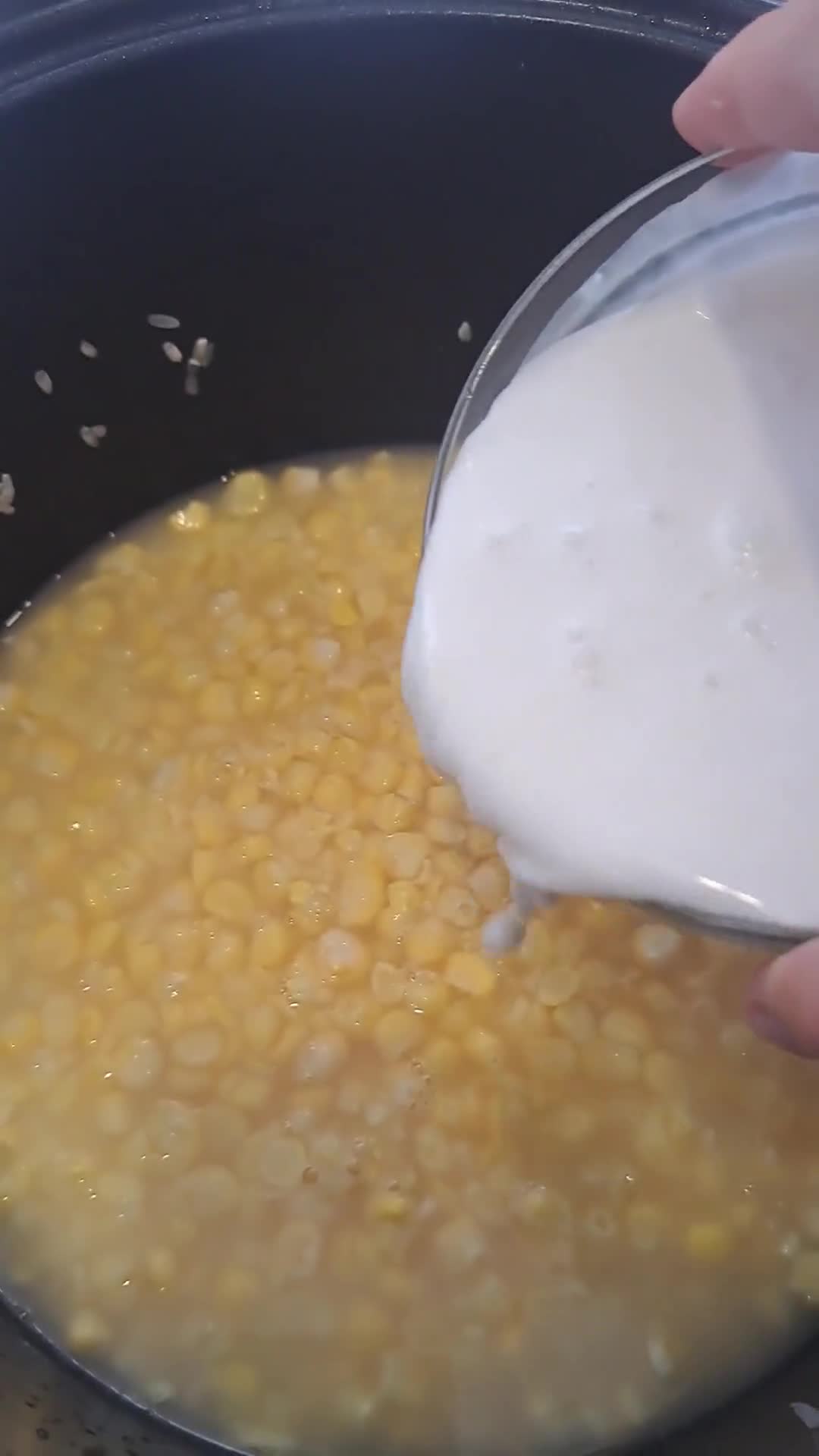 Foto langkah ke 2 dari resep Nasi Jagung Rice Cooker.