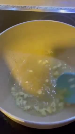 صورة لخطوة 1 من وصفة رز أحمر بالقرفة