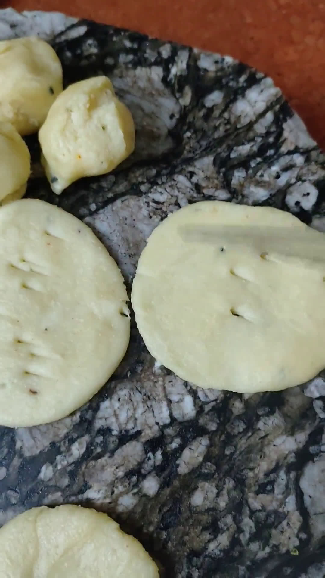 होली के पकवान मठरी (holi ke pakwan mathri recipe in Hindi) रेसिपी चरण 5 फोटो