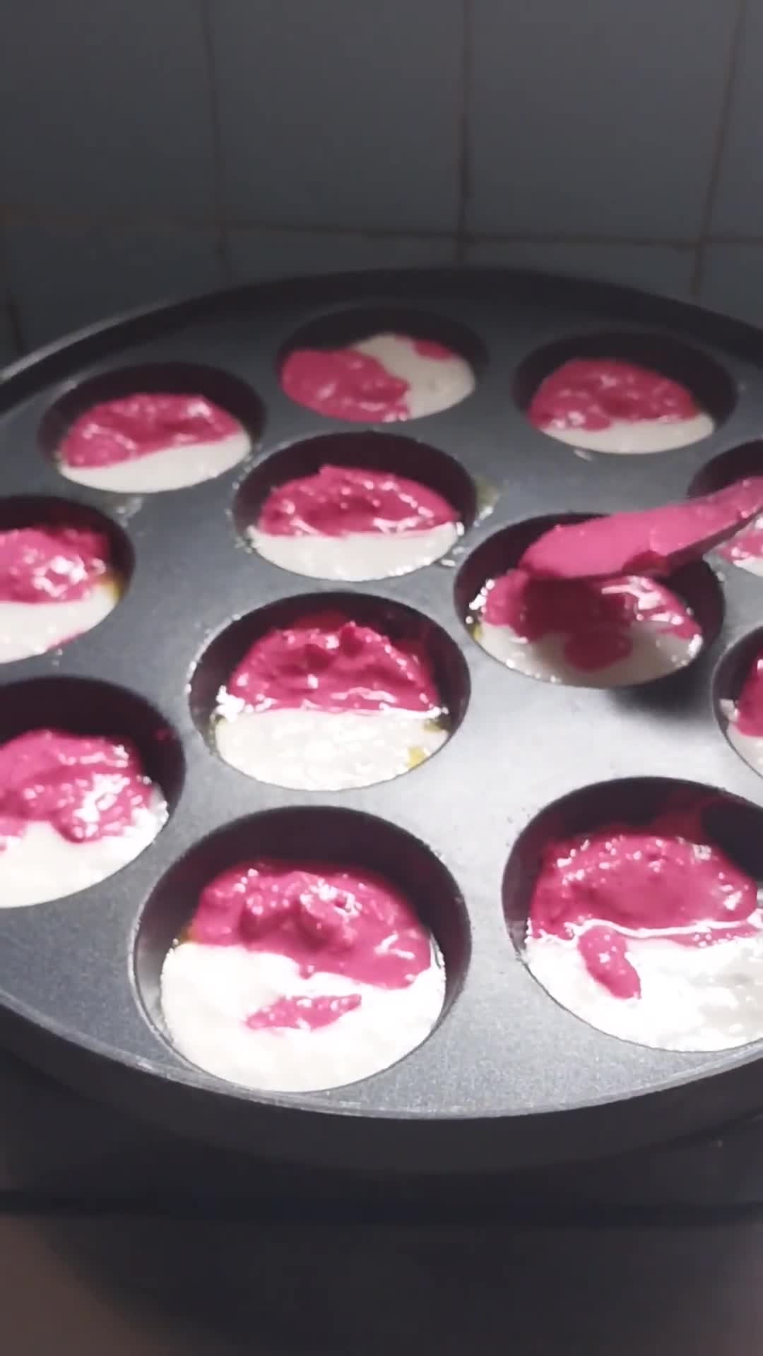 Foto langkah ke 7 dari resep Bandros aka Gunjing Palembang Merah Putih.