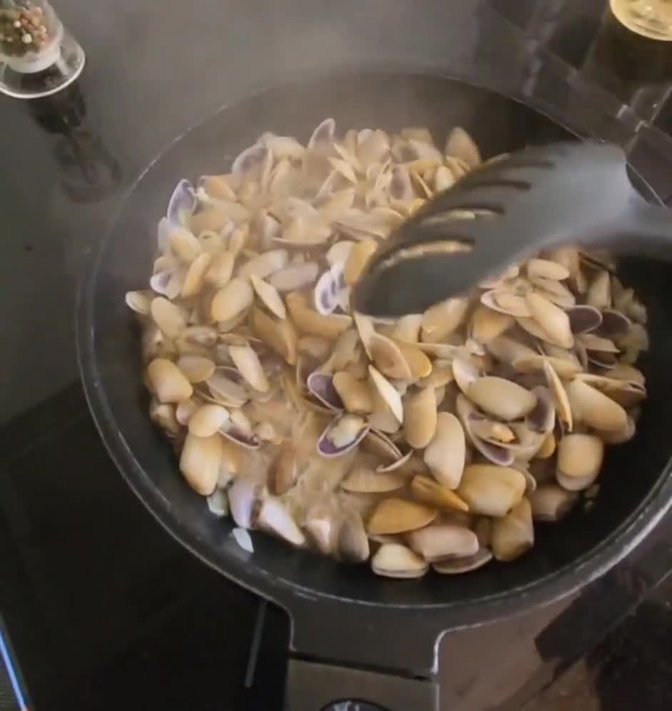 Foto del paso 2 de la receta: Tellinas salteadas con ron