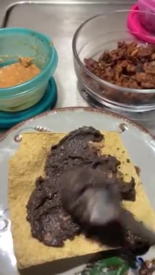 Foto del paso 1 de la receta: Tostadas con frijoles negros fritos en manteca de Puerco 🐷