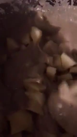 Foto del paso 5 de la receta: Tarta de manzana endulzada sólo con dátiles bio...y pepitas de chocolate negro