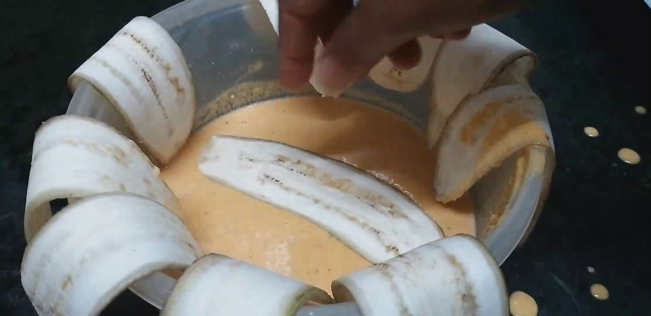 வாழைக்காய் பஜ்ஜி🤤🤤😋😋(raw banana bajji recipe in tamil) ரெசிபி ஸ்டேப் 3 புகைப்படம்