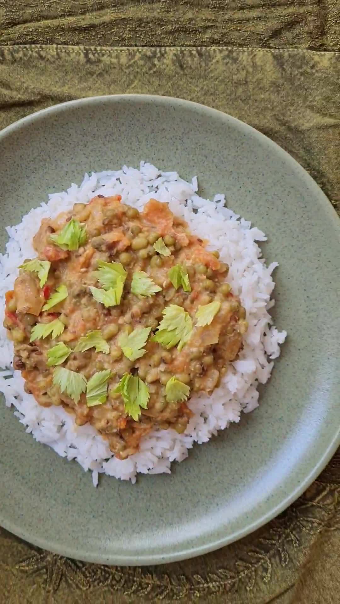 Foto del paso 5 de la receta: Curry de legumbres 🇮🇳 con leche de coco 🥘 sobre arroz basmati 🍚