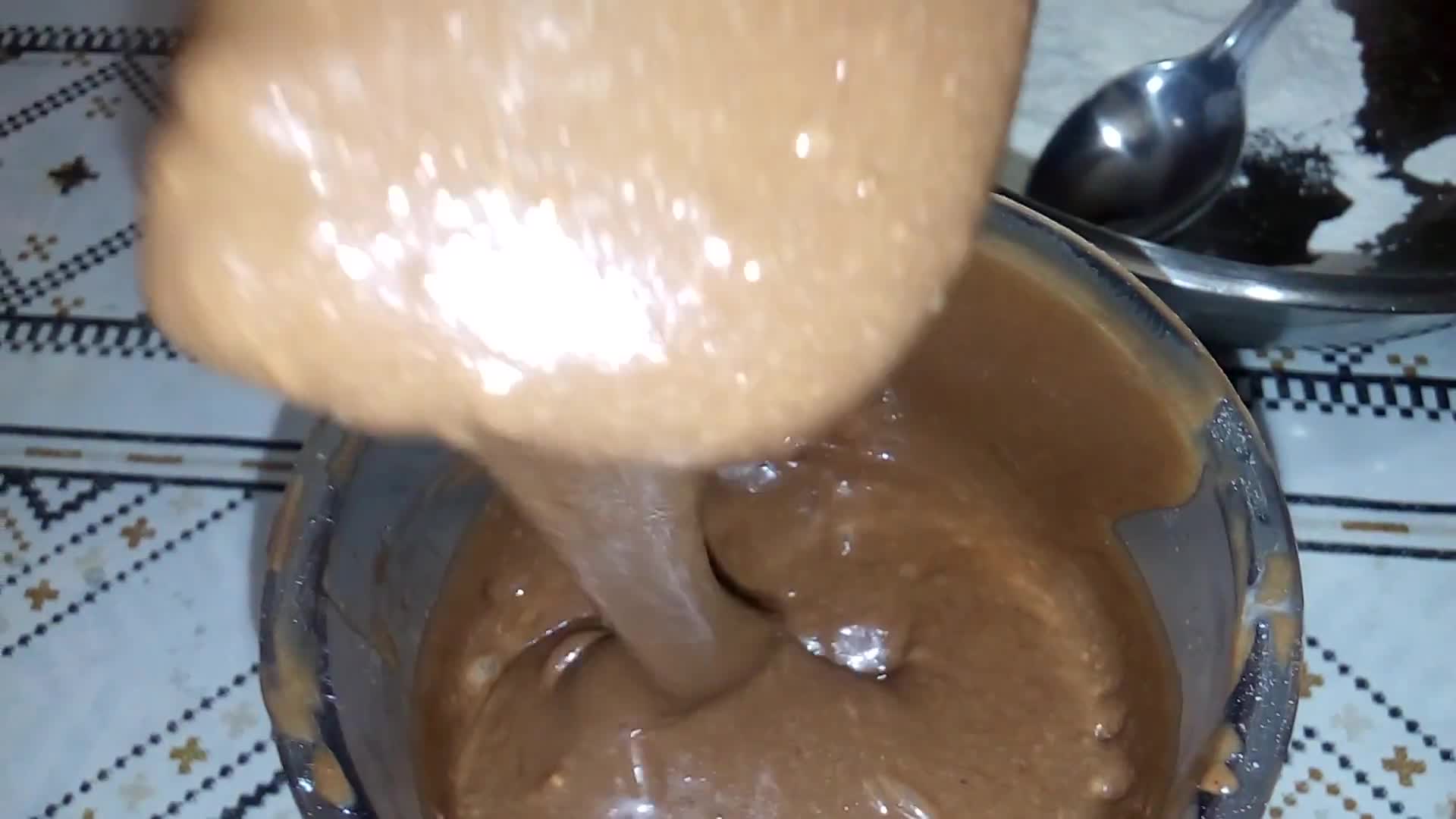 صورة لخطوة 4 من وصفة كيكات فردية بالميكسور بذوق الشكولاتة 🍫