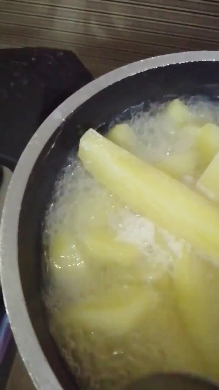 صورة لخطوة 1 من وصفة الذ ودجز على طريقتي 😋🥔