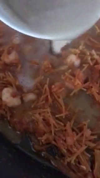 Foto del paso 7 de la receta: Fideuà de galeras y gambitas, al azafrán