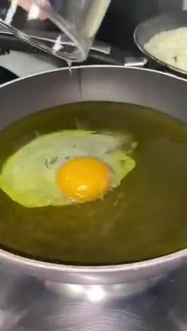 Foto del paso 2 de la receta: Como hacer el mejor huevo frito con puntilla del mundo mundial 🤤🍳
