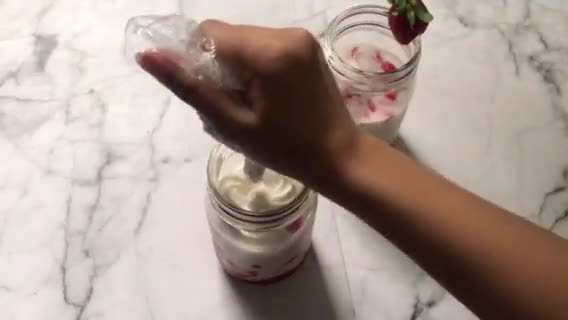 Foto langkah ke 5 dari resep Korean Strawberry Milk.