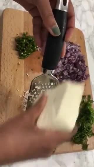 A picture of step 2 of Paneer potato paratha.