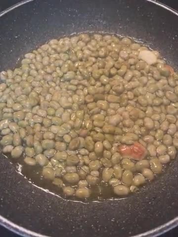 Foto del paso 2 de la receta: Cena rápida e improvisada: tortilla de habitas baby en aceite de oliva
