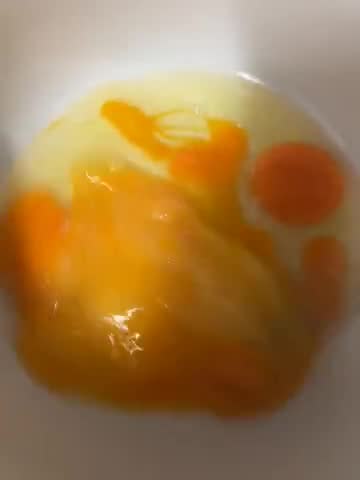 Foto del paso 3 de la receta: Cena rápida e improvisada: tortilla de habitas baby en aceite de oliva