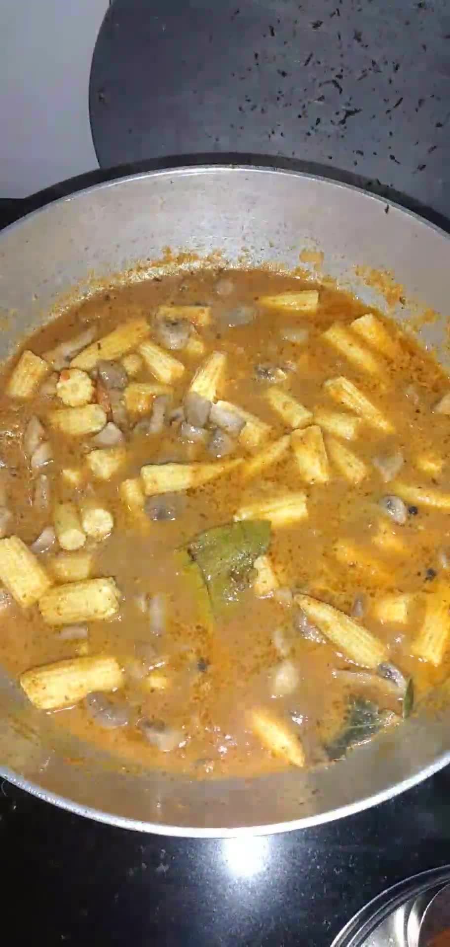 मशरुम-बेबीकॉर्न व्हेज करी (Mushroom Babycorn Veg Curry Recipe In Marathi) रेसिपी स्टेप 5 फोटो 