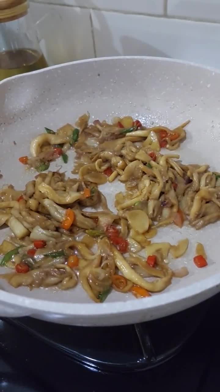Foto langkah ke 5 dari resep Tumis Jamur Tiram.